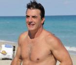 Chris Noth profite des vagues sur la plage de Miami le 30 novembre 2009