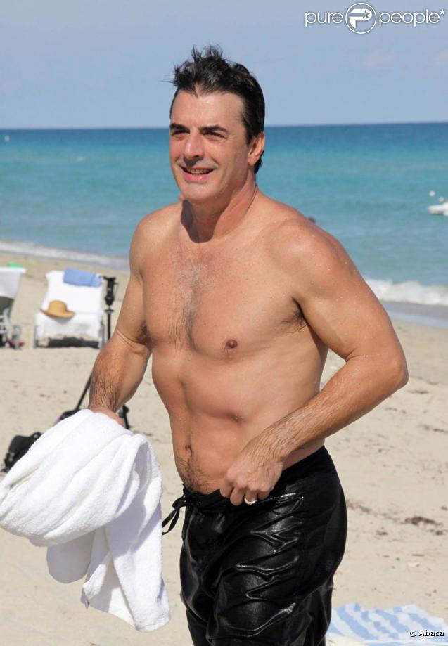 Chris Noth profite des vagues sur la plage de Miami le 30 novembre 2009