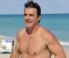 Chris Noth : Quand Mister Big se dévoile en maillot de bain... il se la joue séducteur à la plage !