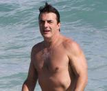 Chris Noth profite des vagues sur la plage de Miami le 30 novembre 2009