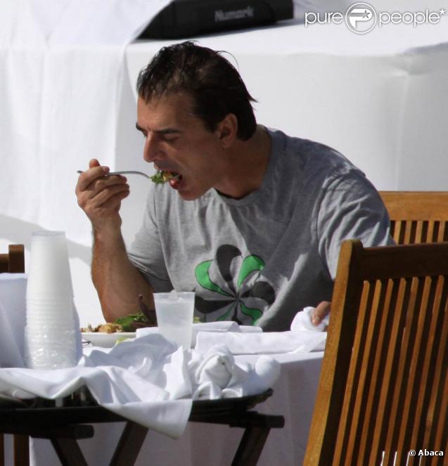 Chris Noth sirote quelques coktails dans son Hôtel à Miami le 30 novembre 2009