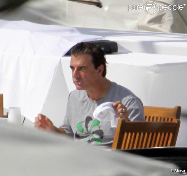 Chris Noth sirote quelques coktails dans son Hôtel à Miami le 30 novembre 2009