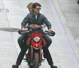 Cameron Diaz et Tom Cruise, en pleine balade à moto sur le tournage de  Knight & Day 