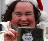 Susan Boyle sort son bonnet de Mère Noël... pour dédicacer quelques albums à des fans devant chez elle, mardi 1er décembre.