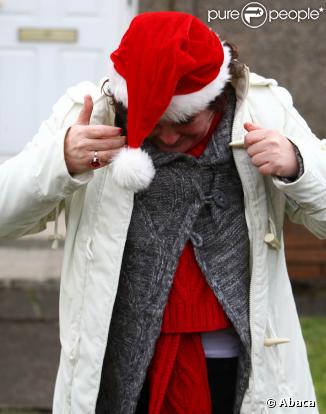 Susan Boyle sort son bonnet de Mère Noël... pour dédicacer quelques albums à des fans devant chez elle, mardi 1er décembre.
