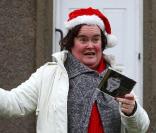 Susan Boyle sort son bonnet de Mère Noël... pour dédicacer quelques albums à des fans devant chez elle, mardi 1er décembre.