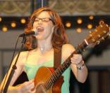 Lisa Loeb en concert en août 2004 