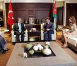 Rania de Jordanie et son époux le Roi Abdullah II reçoivent le Président turque et son épouse Hayrunnisa Gul dans leur Palais le 1er décembre 2009 à Amman en Jordanie