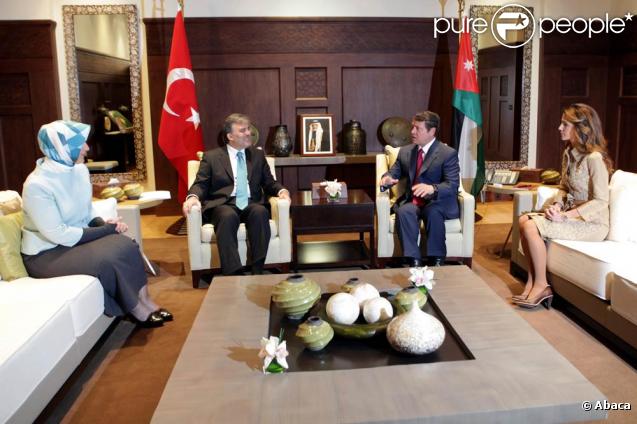 Rania de Jordanie et son époux le Roi Abdullah II reçoivent le Président turque et son épouse Hayrunnisa Gul dans leur Palais le 1er décembre 2009 à Amman en Jordanie