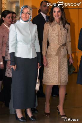 Rania de Jordanie et son époux le Roi Abdullah II emmènent le Président turque et son épouse Hayrunnisa Gul visiter le Musée de Enfants le 1er décembre 2009 à Amman en Jordanie