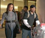 Laila Ali, son époux et son fils, à l'aéroport de Los Angeles, le 1er décembre 2009.