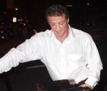 Sylvester Stallone très intéressé par cette voiture de collection à Miami le 2 décembre 2009