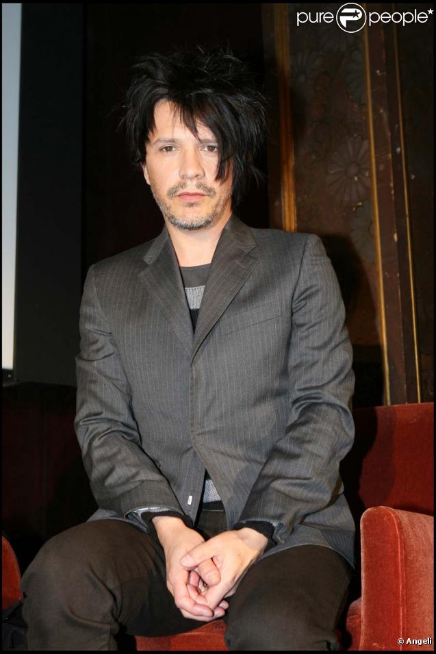Nicola Sirkis évoque la mort de son jumeau et la possible fin du groupe dans une interview pour  La dernière heure , le 3 décembre 2009. 