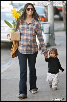 Camila Alves, la compagne de Matthew McConaughey, enceinte, va acheter des fleurs avec leur fils Levi à Los Angeles le 1er décembre 2009