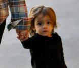 Camila Alves, la compagne de Matthew McConaughey, enceinte, va acheter des fleurs avec leur fils Levi à Los Angeles le 1er décembre 2009