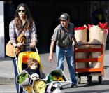 Camila Alves, la compagne de Matthew McConaughey, enceinte, va acheter des fleurs avec leur fils Levi à Los Angeles le 1er décembre 2009