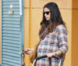 Camila Alves, la compagne de Matthew McConaughey, enceinte, va acheter des fleurs avec leur fils Levi à Los Angeles le 1er décembre 2009