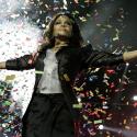 Regardez Janet Jackson, en véritable Queen of Pop, mettre le feu devant une Shakira... survoltée !