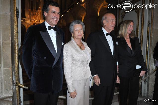 Henri Giscard d'Estaing entouré de ses parents au gala de la Fondation pour l'Enfance au Château de Versailles le 7 décembre 2009