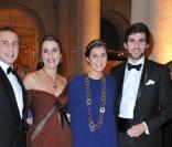 Pia de Brantes et sa fille au gala de la Fondation pour l'Enfance au Château de Versailles le 7 décembre 2009