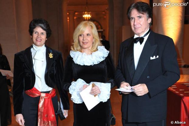 Sylvie Vartan, son époux Tony Scotti et Valérie-Anne Giscard d'Estaing au gala de la Fondation pour l'Enfance au Château de Versailles le 7 décembre 2009