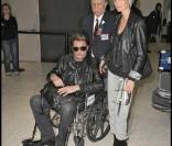 Johnny Hallyday avec Laeticia à sa descente d'avion le 1 er décembre à Los Angeles 