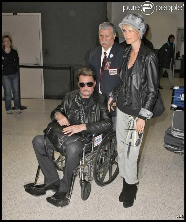 Johnny Hallyday avec Laeticia à sa descente d'avion le 1 er décembre à Los Angeles 