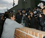 Johnny Hallyday qui sort de chez Petrossian le 4 décembre et s'amuse avec les photographes ! 