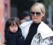 Laeticia Hallyday et sa fille Joy à Los Angeles le 11 décembre 2009