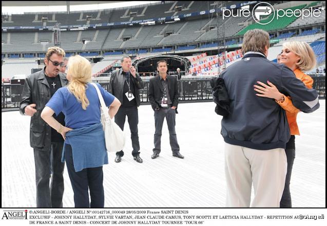 Dinh Thien Ngo le président du directoire de la société Jean-Claude Camus, avec Jean-Claude Camus aux répétitions du Stade de france en mai 2009 