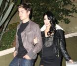 Zac Efron et Vanessa Hudgens sortent au restaurant-nightclub East à Hollywood, le 14 décembre, pour fêter en grande pompe le 21e anniversaire de cette dernière.
