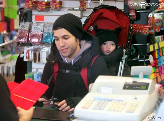 Pete Wentz promène son fils Bronx, à New York. 17/12/2009