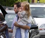 Tobey Maguire, sa femme Jennifer Mayer et leurs deux enfants, à West Hollywood, le 20 décembre 2009.