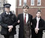 Pete Doherty quitte le Tribunal de Gloucester Crown après avoir été arrêté pour possession de drogue. Il est conduit par la police le 21 décembre 2009 à Gloucester