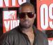 Kanye West aux MTV VMA Awards, une bouteille à la main 