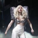 Lady Gaga : Epaulettes et soutien-gorge version boule à facettes... Toujours aussi monstrueuse !