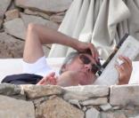 Dustin Hoffman et sa femme, Lisa, au bord d'une piscine à Mexico, décembre 2009.
