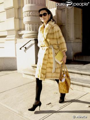 La ravissante Catherine Zeta-Jones à la sortie du théâtre de Broadway où elle joue  A little night music , à New York, en décembre 2009.