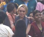 Lindsay Lohan lors de sa visite au SANLAAP, une maison de charité pours les femmes et les filles de Kolkata en Inde le 11 décembre 2009