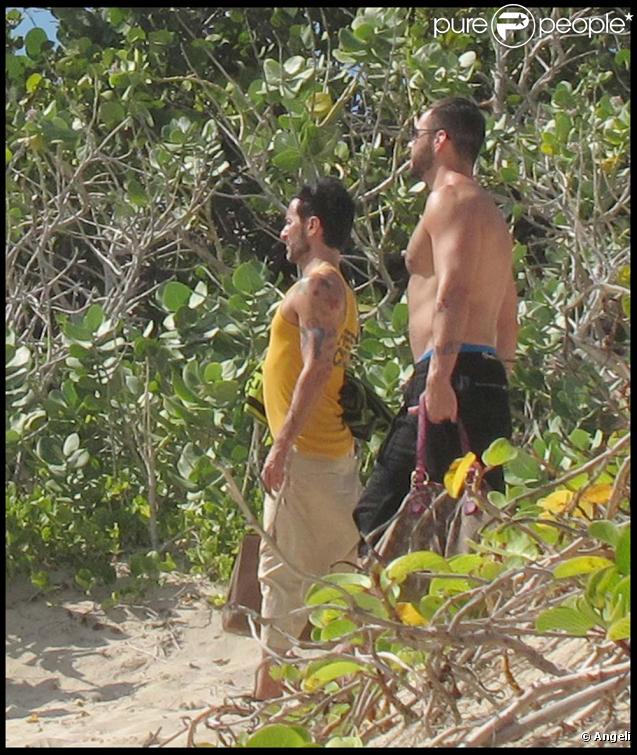 Marc Jacobs et son mari Lorenzo Martone sur une plage à Saint-Barth, le 29 décembre 2009