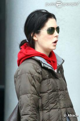 Lara Flynn Boyle sortant d'une clinique de Los Angeles, le 28 décembre 2009.