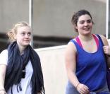Dakota Fanning est très heureuse lors de son footing en compagnie d'une amie dans les rues de Los Angeles le 29 décembre 2009