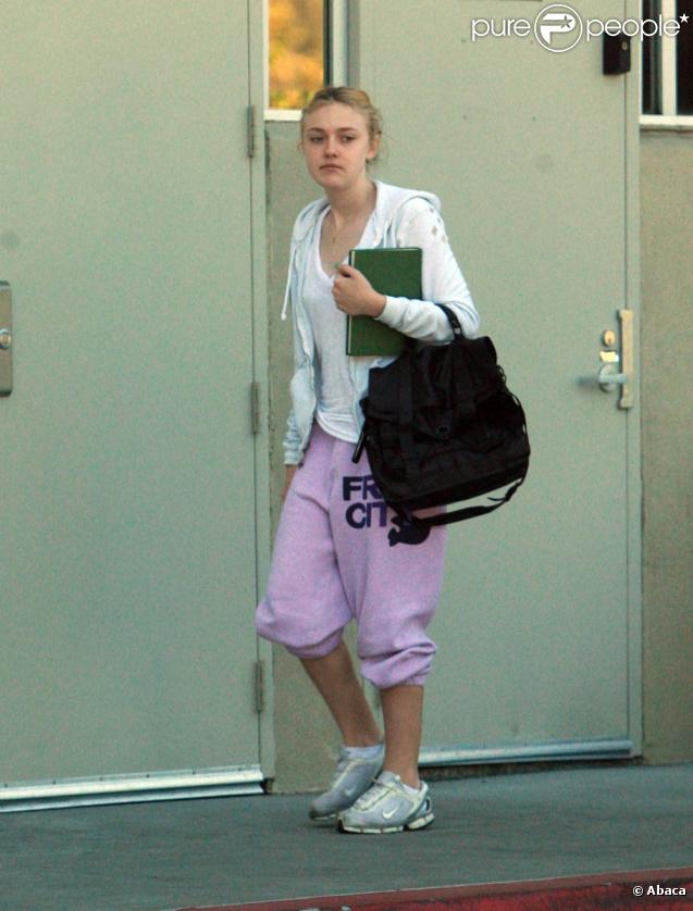 Dakota Fanning et son père Steve font un peu de sport lors du réveillon de Noël à Los Angeles le 24 décembre 2009 