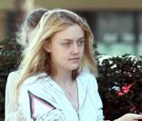 Dakota Fanning et sa soeur Elle Fanning se rendent chez la manucure pour le réveillon de Noël avec leur mère Joy le 23 décembre 2009 à Los Angeles  