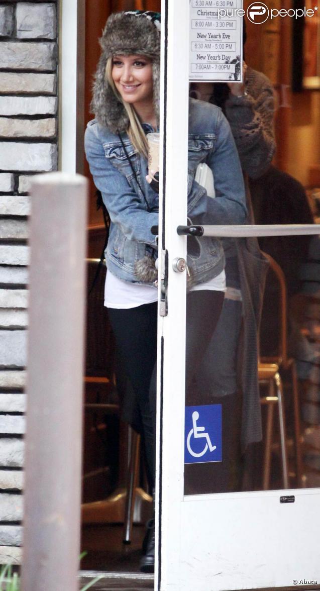 Ashley Tisdale à Toluca Lake, le 30 décembre 2009