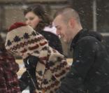 Pixie Geldof et un ami s'éclatent sur la patinoire de Somerset House à Londres le 16 décembre 2009