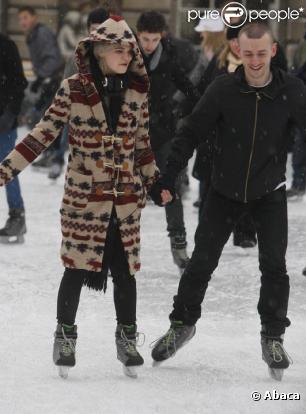 Pixie Geldof et un ami s'éclatent sur la patinoire de Somerset House à Londres le 16 décembre 2009