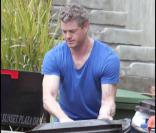 Pour rendre service à sa femme enceinte, Eric Dane devient l'homme à tout faire de la maison !
