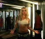 Britney Spears affirme pour la première fois son côté sexy dans le clip  I'm a slave 4 U , sorti à l'automne 2001.