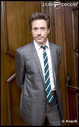 Robert Downey Jr. faisant la promotion de Sherlock Holmes à Los Angeles début décembre 2009